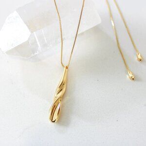 NWT Teardrop Pendant Necklace